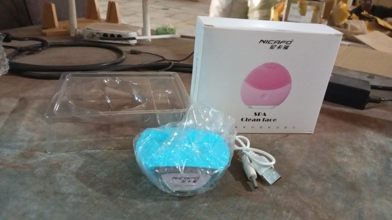 Facial Cleansing & Massaging Brush - (1 Pc) - Image 7