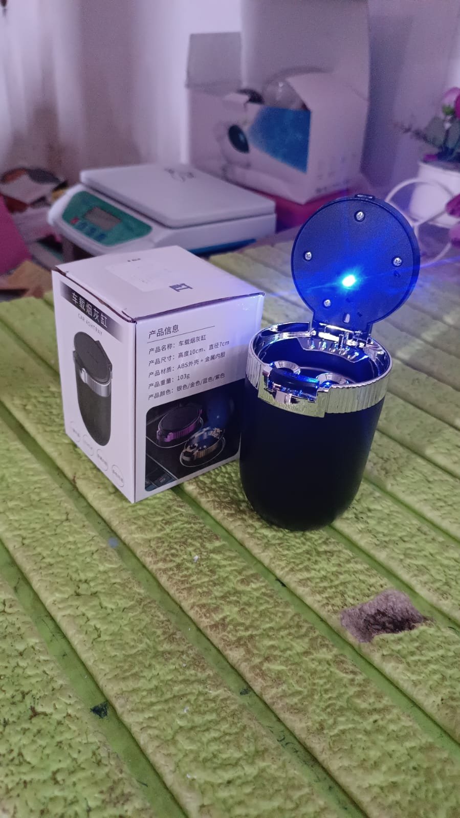 Portable Car Ashtray with Lid and Blue LED Light (1 Pc) - Image 7
